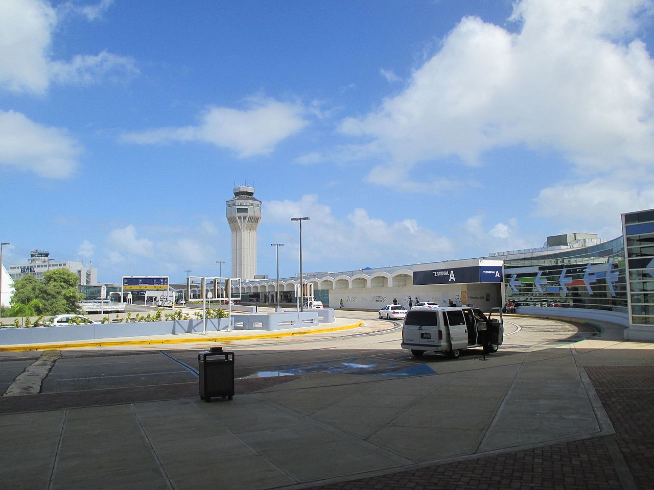 Puerto_Rico_—_San_Juan_—_Luis_Muñoz_Marín_International_Airport_(outside,_pick-up-drop-off_area)